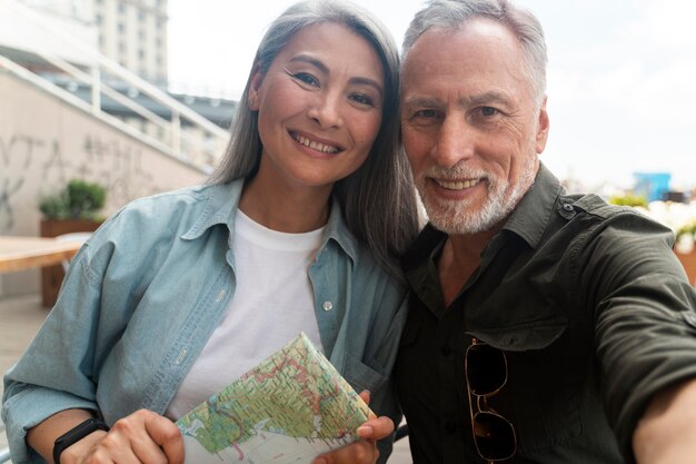 Osoby starsze w średnim ujęciu robiące selfie