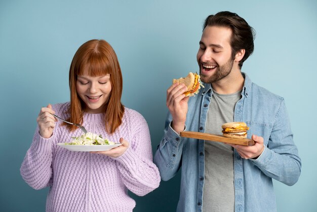 Osoby z zaburzeniami odżywiania jedzą razem lunch