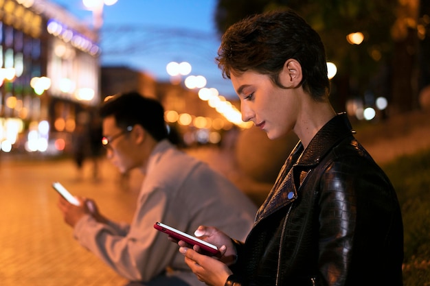 Osoby ze średnimi zdjęciami z telefonami