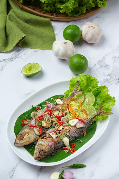 Ostra i pikantna makrela Udekorowana tajskimi składnikami żywności