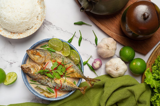Bezpłatne zdjęcie ostra i pikantna makrela udekorowana tajskimi składnikami żywności