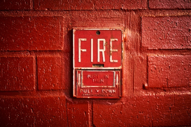 Bezpłatne zdjęcie ostrzegania pożarowego na ścianie