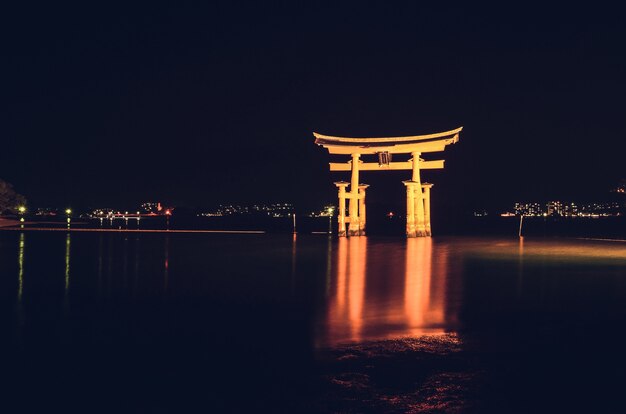 Oświetlona Pływająca Brama Torii w nocy Itsukushima, Miyajimacho, Japonia