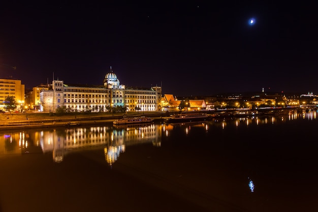 Oświetlone miasta odbite w jeziorze