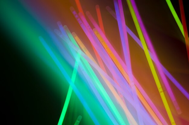 Oświetlone świecące neonowe rurki na kolorowym tle