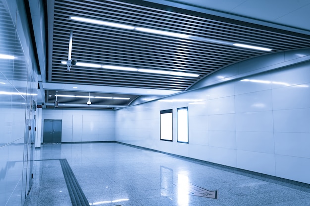 Oświetlony korytarzu budynku