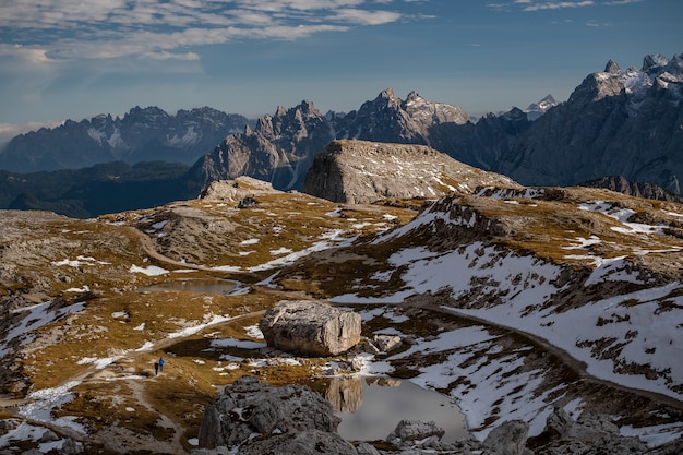 Oszałamiająca sceneria kamienistych i zaśnieżonych szczytów Tre Cime di Lavaredo, Dolomity, Belluno, Włochy