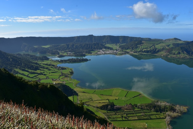 Oszałamiające spojrzenie w dół na niebieskie jezioro Sete Cidades na Azorach.