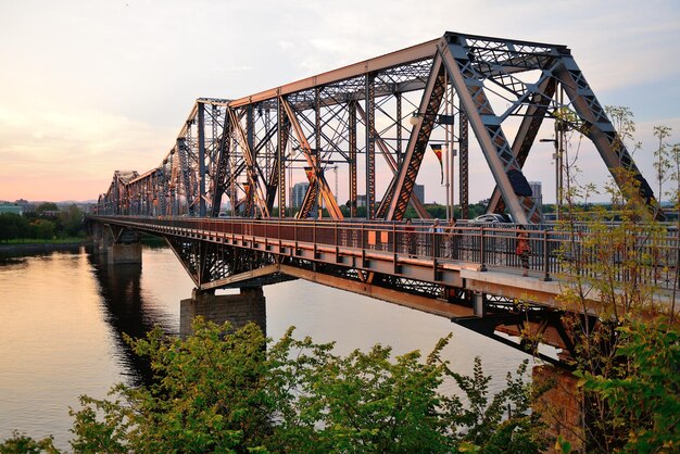 Ottawa, Kanada - 8 września: Alexandra Bridge nad rzeką w dniu 8 września 2012 r. w Ottawie w Kanadzie. Zbudowany w latach 1898-1900, jego główna rozpiętość środka wspornika była najdłuższa w Kanadzie i czwarta