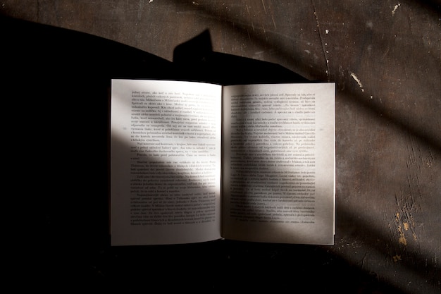 Bezpłatne zdjęcie otwarta książka na ciemnym tle