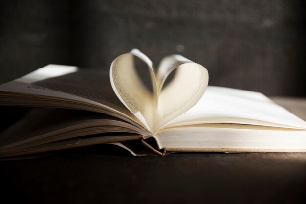 Otwarta książka ze stronami serca