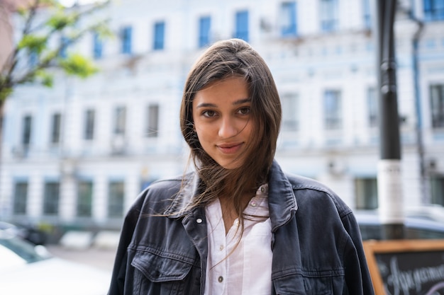 Outdoors uliczny portret piękna młoda brunetki kobieta