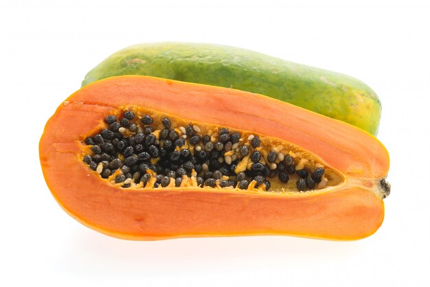 Owoc papaja na białym tle