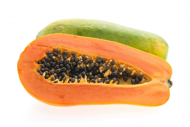 Owoc papaja na białym tle