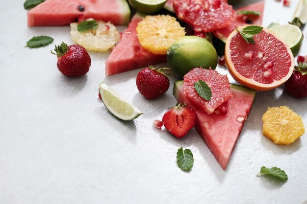 Bezpłatne zdjęcie owoce cytrusowe, jagody, arbuz i liście