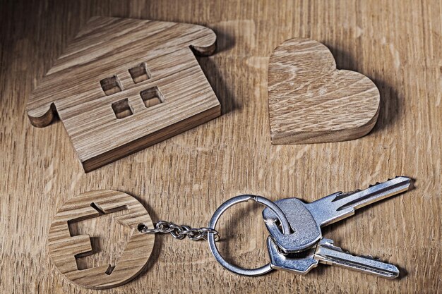 Ozdoba dom z kluczami i sercem na drewnianym tle
