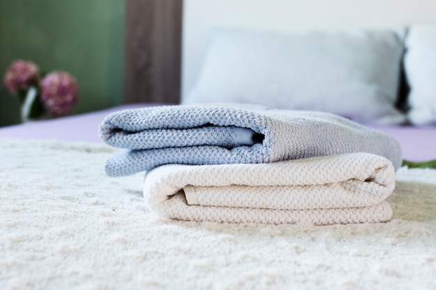 Ozdoba z miękkimi ręcznikami na łóżku