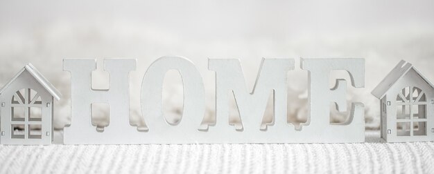 Ozdobne litery tworzące słowo HOME