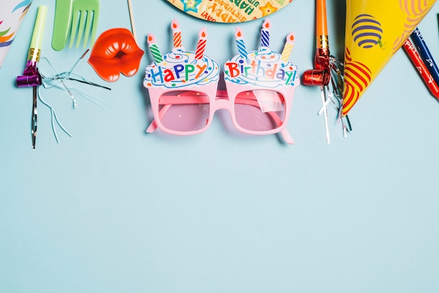 Bezpłatne zdjęcie ozdobne okulary i rzeczy urodzinowe