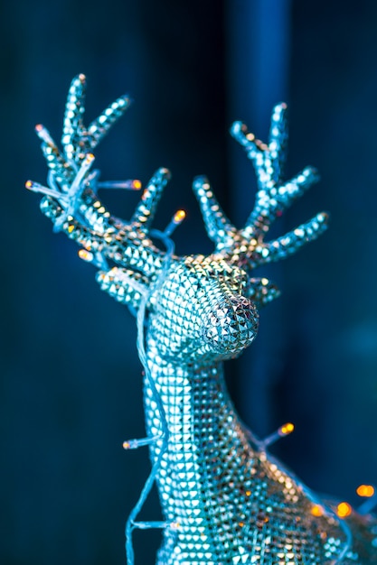Ozdoby świąteczne i noworoczne ze srebrnym jeleniem.