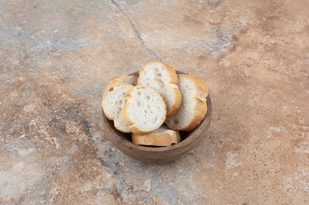 Pachnące kromki chleba w drewnianej misce