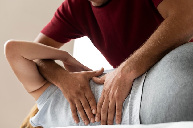 Pacjent osteopatia otrzymuje masaż leczniczy