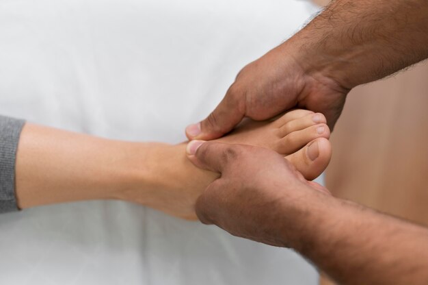 Pacjent osteopatia otrzymuje masaż leczniczy