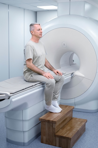 Pacjent przygotowuje się do tomografii komputerowej