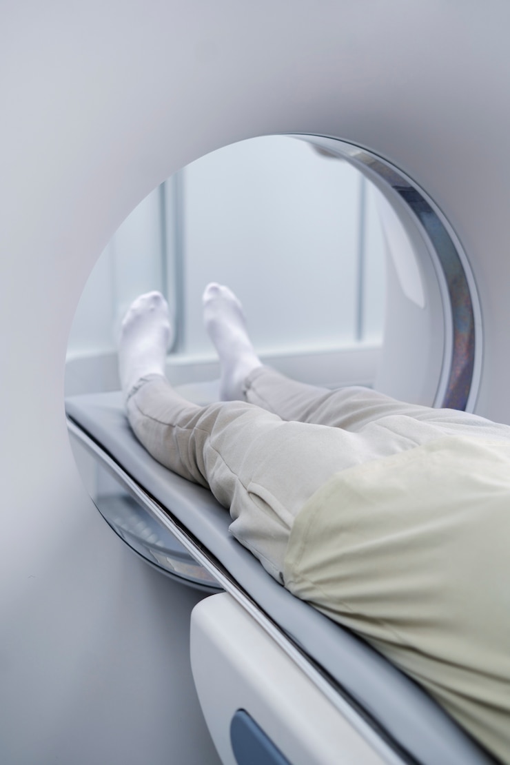 Bezpłatny plik Zdjęcie pacjent przygotowuje się do tomografii.