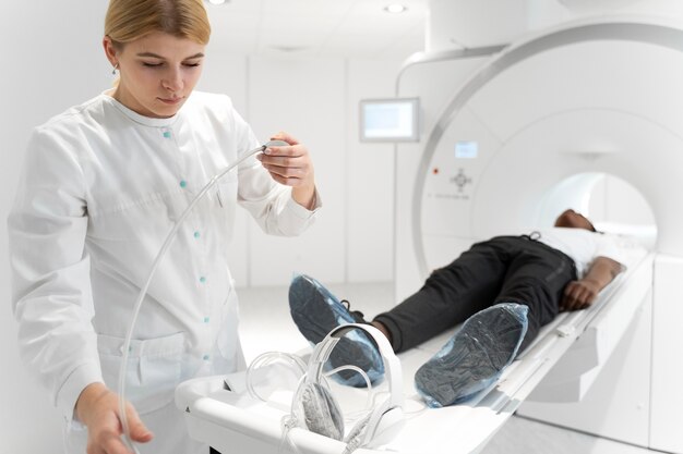 Pacjent z dużym kątem gotowy do wykonania tomografii komputerowej