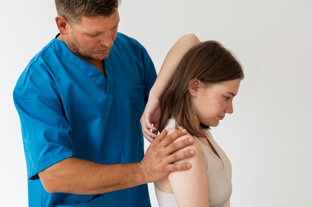Pacjent z osteopatią otrzymuje masaż leczniczy