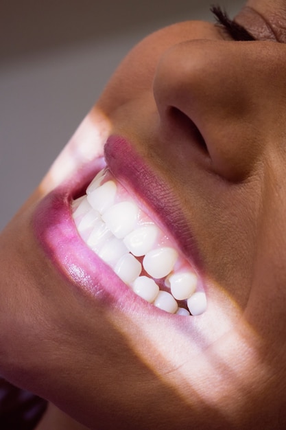Bezpłatne zdjęcie pacjentka otrzymująca leczenie stomatologiczne