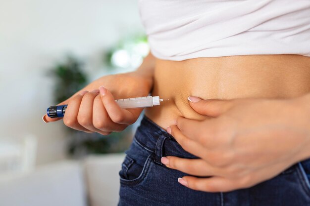 Pacjentka z cukrzycą używająca wstrzykiwacza insuliny do robienia zastrzyków insuliny w domu Młoda kobieta kontroluje cukrzycę Styl życia cukrzyka