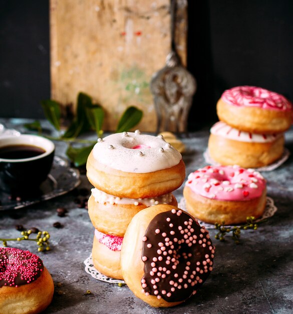 Pączki z różnymi dodatkami i kawą