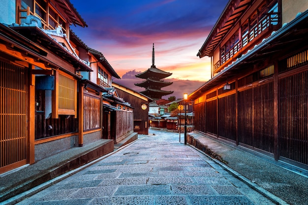 Pagoda Yasaka i ulica Sannen Zaka w Kioto w Japonii.