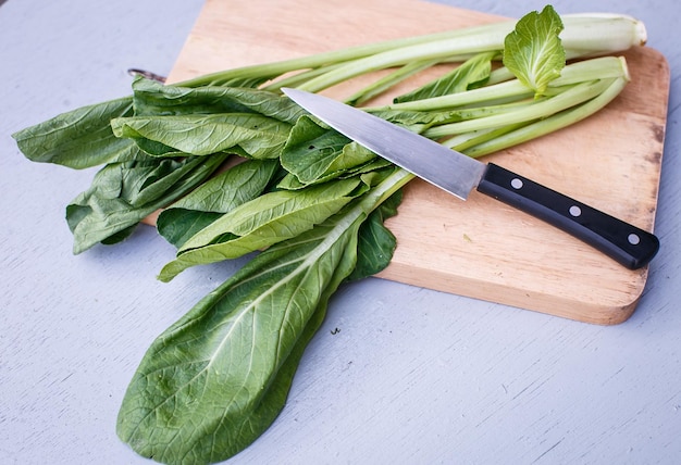 Bezpłatne zdjęcie pak choi na stole