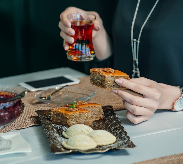 Pakhlava i shekerbura prezentowane w klasycznym talerzu w zestawieniu do herbaty