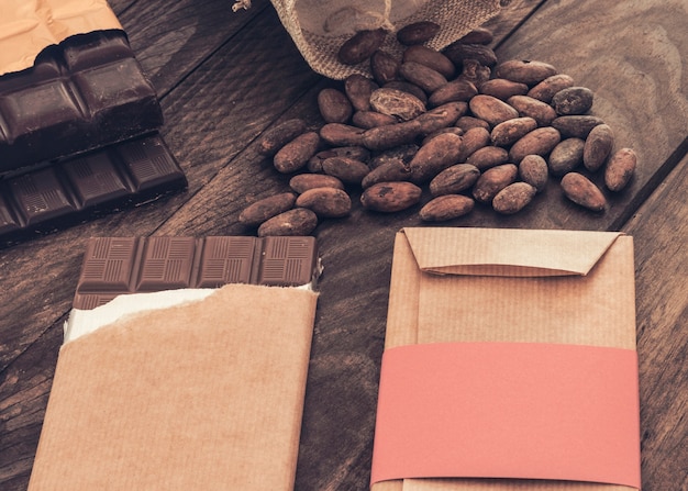 Pakowanie i rozpakowywanie czekolady z ziarna kakaowego na drewnianym stole