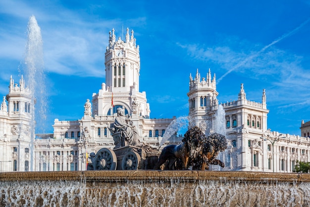 Pałac Cibeles i fontanna na Plaza de Cibeles w Madrycie, Hiszpania