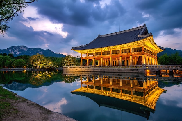 Pałac Gyeongbokgung nocą w Seulu w Korei