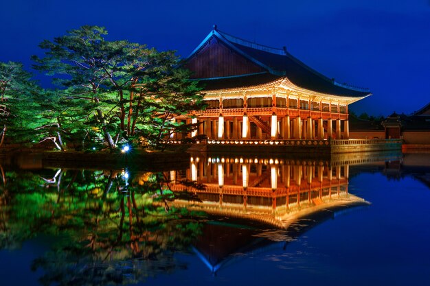 Pałac Gyeongbokgung nocą w Seulu w Korei