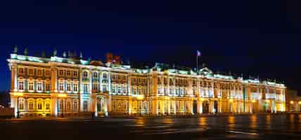 Bezpłatne zdjęcie pałac zimowy w nocy