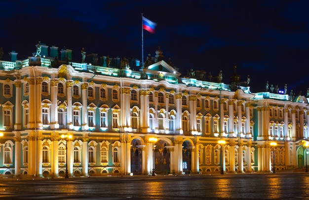 Pałac Zimowy w Sankt Petersburgu w nocy
