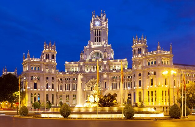 Palacio de Cibeles w lecie noc. Madryt