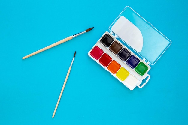 Bezpłatne zdjęcie paleta sztuki z farbą i pędzlami miejsce pracy dla kreatywności koncepcja nauczania w domu rysunek z powrotem do szkoły