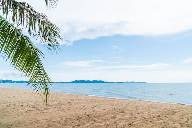 Palma i tropikalnej plaży w Pattaya w Tajlandii