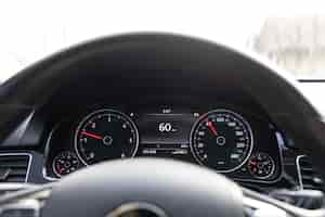 Bezpłatne zdjęcie panel samochodowy cyfrowy jasny licznik prędkości, licznik kilometrów i inne narzędzia