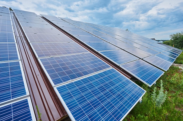 Panel słoneczny generuje zieloną energię elektryczną