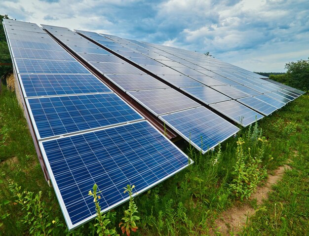 Panel słoneczny generuje zieloną energię elektryczną