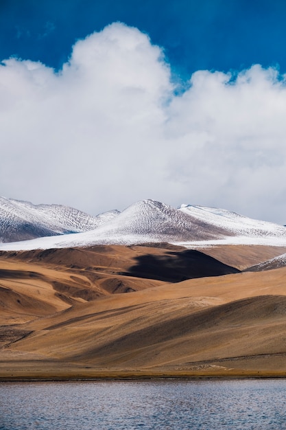 Pangong jezioro i góra w Leh Ladakh, India